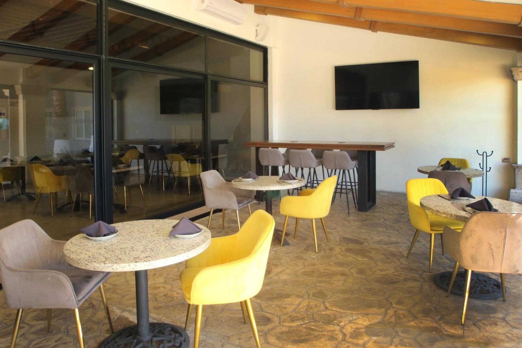 CoSuites Saltillo Hotel Esterno foto