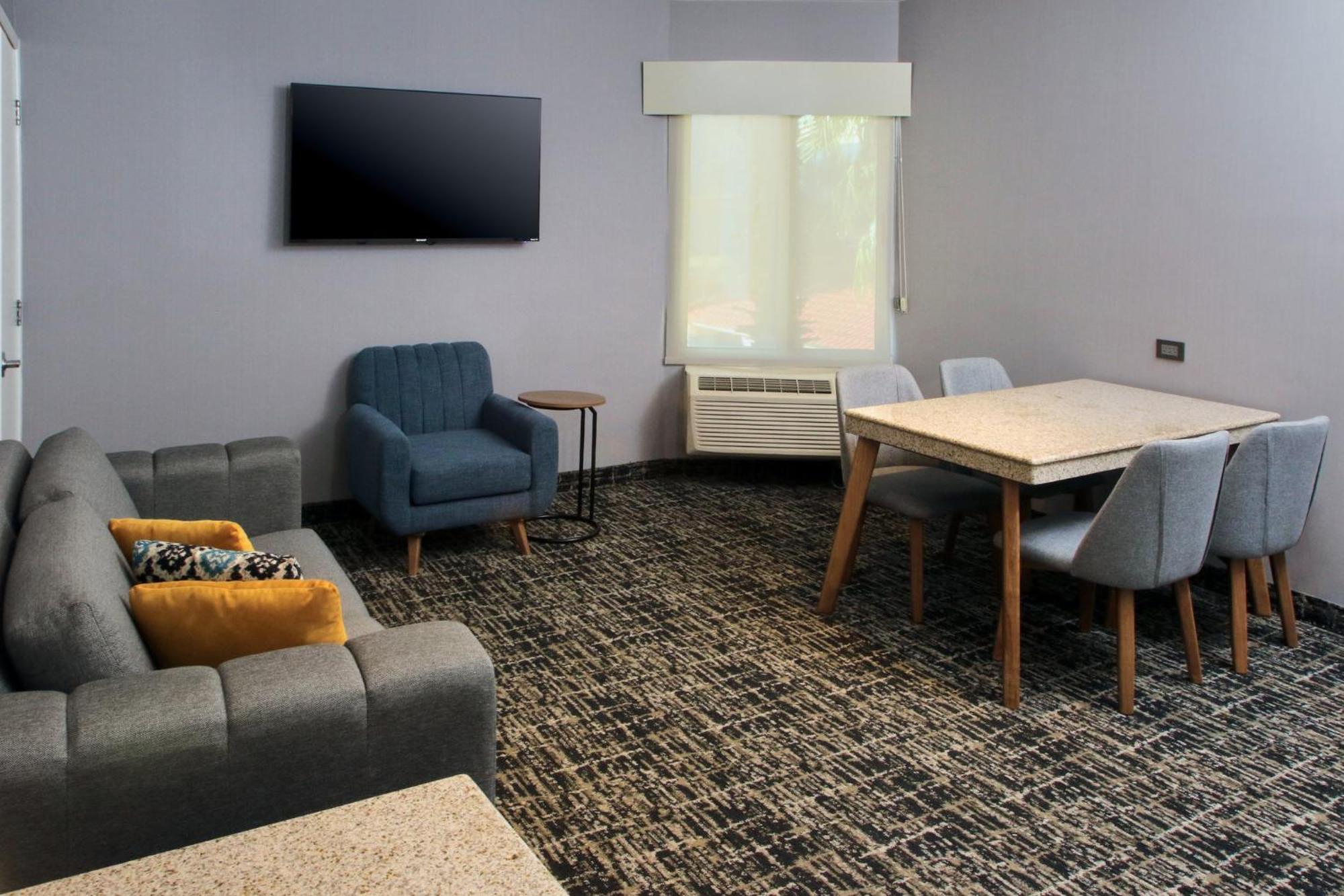 CoSuites Saltillo Hotel Esterno foto